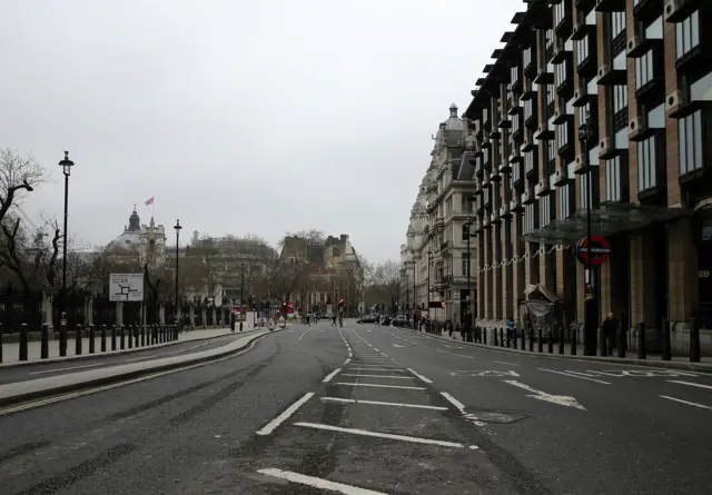 Londra'nın işlek sokak ve caddeleri artık tenha