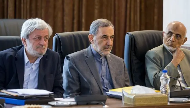 محمد میرمحمدی نفر اول از چپ عضو مجمع تشخیص مصلحت نظام بود