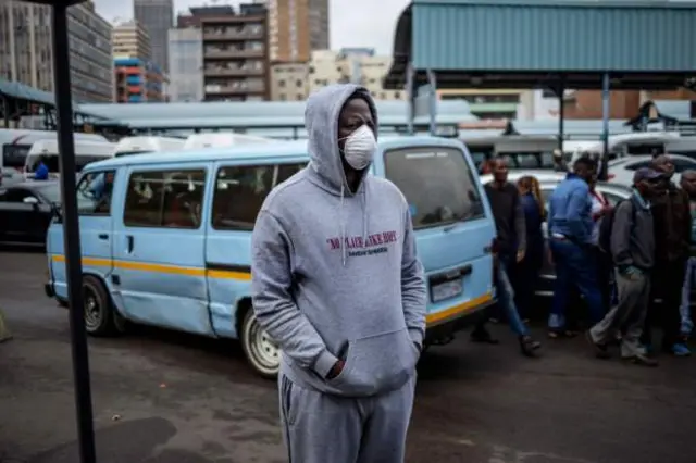 Koonfur Afrika waxaa shacabka laga mamnuucay inay tegaan goobaha isu imaatinka ballaaran
