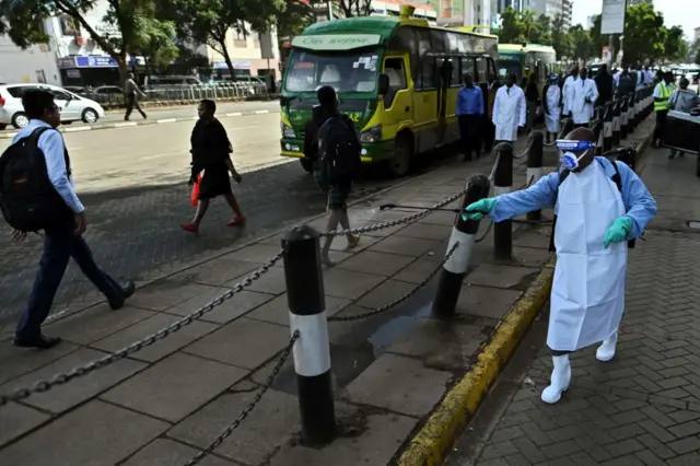 የቫይረሱን ስርጭት ለመግታት የጤና ባለሙያ በናይሮቢ ጎዳናዎች ላይ የኬሚካል ርጭት ሲያካሂድ።