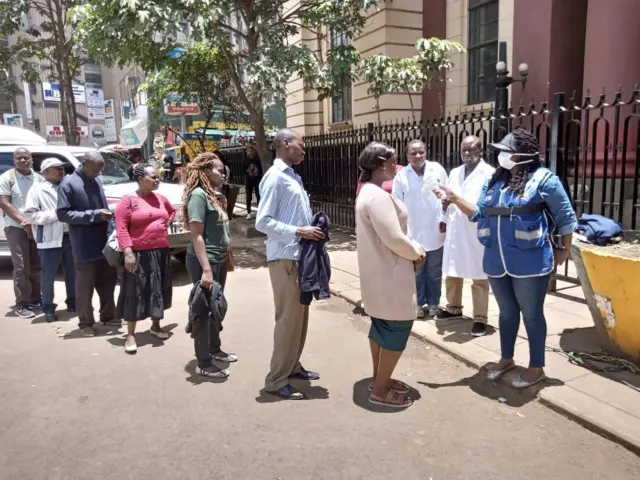 የናይሮቢ ነዋሪዎች የሙቀት ልኬት ሲደረግላቸው