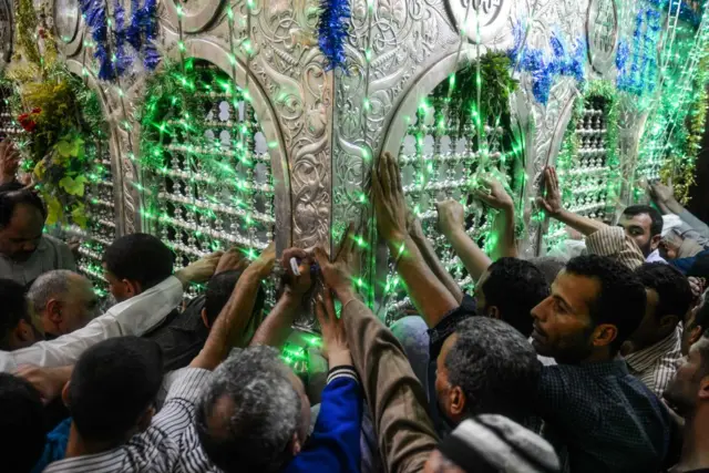 تزاحم الزوار في ضريح السيدة زينب في القاهرة