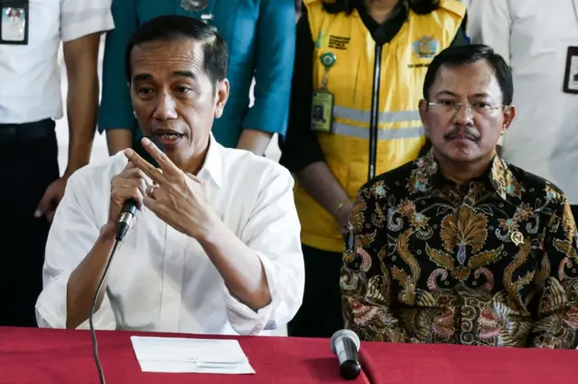 Tổng thống Indonesia, ông Joko Widodo (trái), trong một buổi họp báo về virus corona