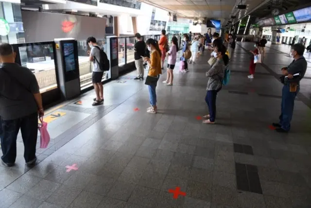 สถานีรถไฟฟ้าสยาม มีการเพิ่มระยะห่างระหว่างผู้โดยสารในการใช้บริการ