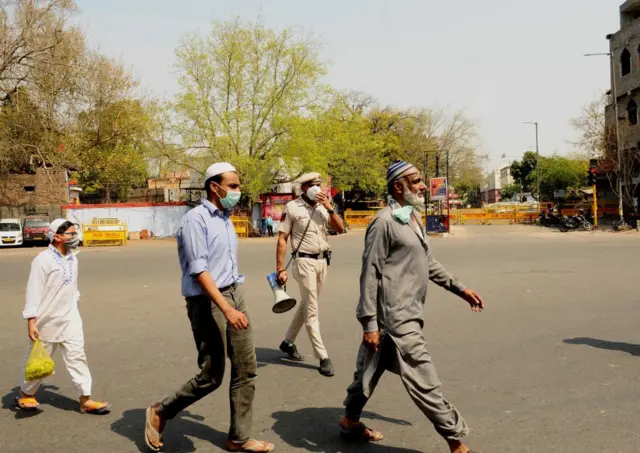የሕንድ ፖሊስ በዴልሂ ከተማ ዜጎች እንቅስቃሴ ማድረግ እንደማይችሉ መልዕክት ሲያስተላልፍ።