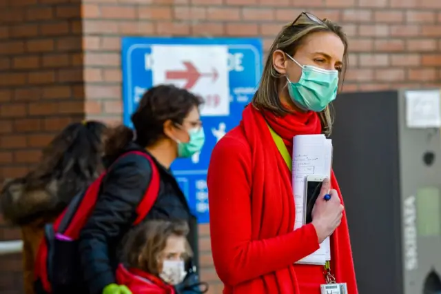 Belçika'da maske takan bir kadın