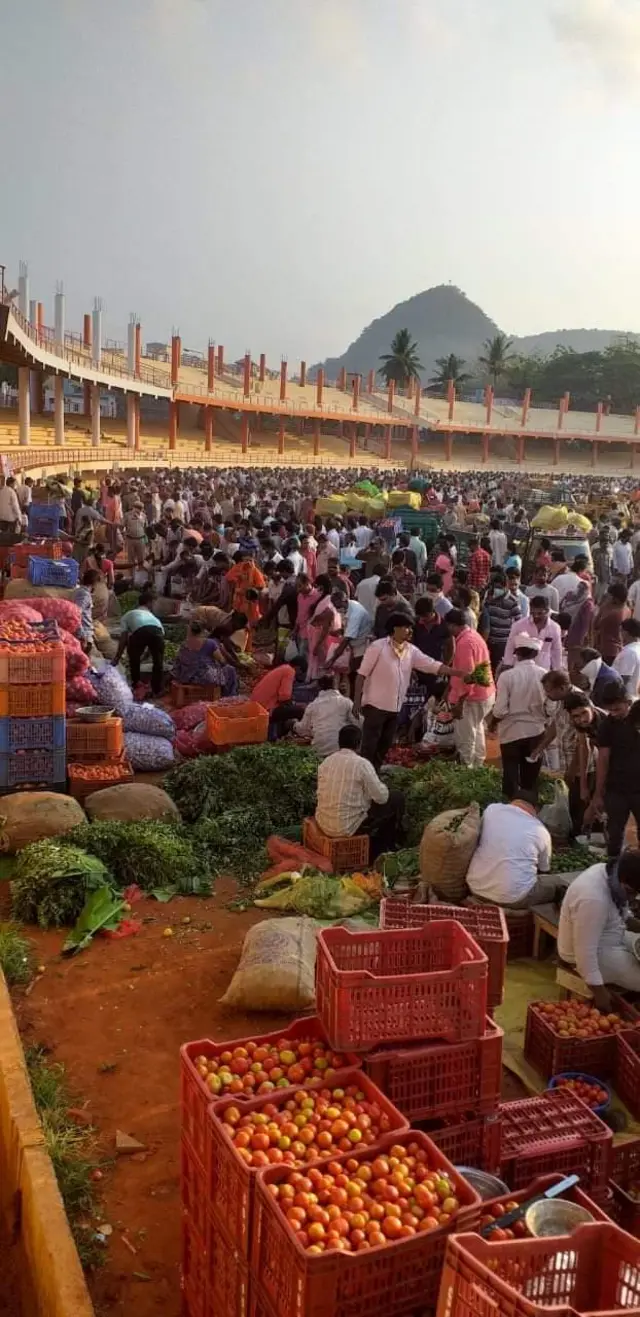 విజయవాడ మున్సిపల్ స్టేడియంలో కూరగాయల అమ్మకం