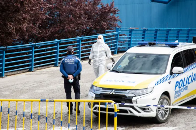 İspanya'da önlem alan polis