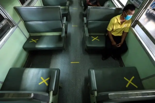 การรถไฟแห่งประเทศไทยใช้มาตรการ “เว้นระยะห่างทางสังคม” อย่างเคร่งครัดภายในขบวนรถไฟ