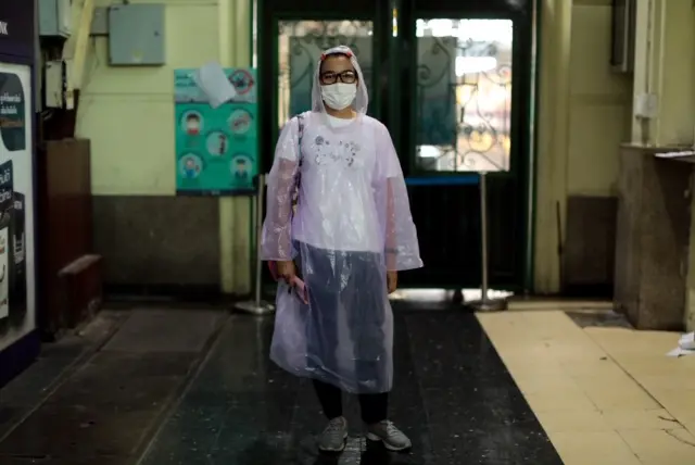หญิงเสื้อกันฝน