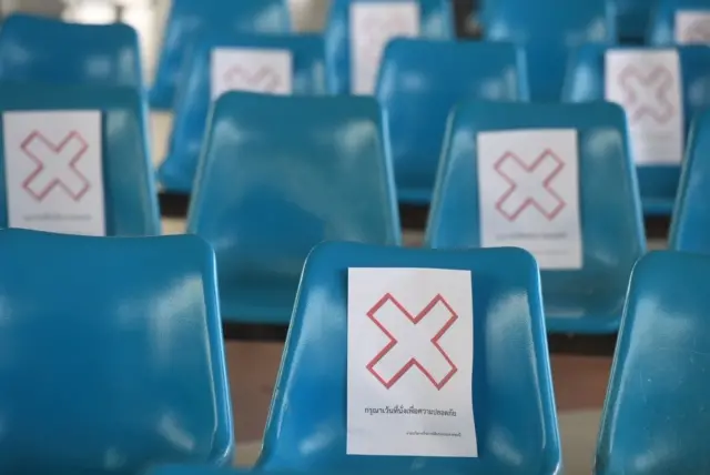 ที่นั่งพักรอสำหรับผู้โดยสารว่างเปล่า สะท้อนว่าประชาชนเดินทางออกต่างจังหวัดน้อยลง