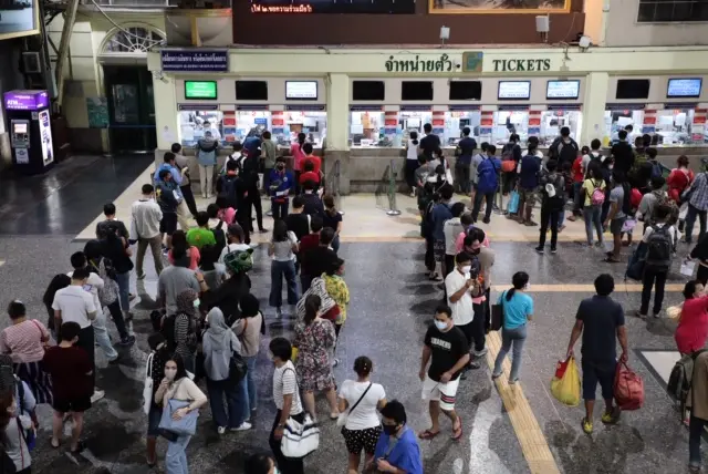 ประชาชนบางส่วนยังคงต่อแถวซื้อตั๋วโดยสารเพื่อเดินทางกลับภูมิลำเนา