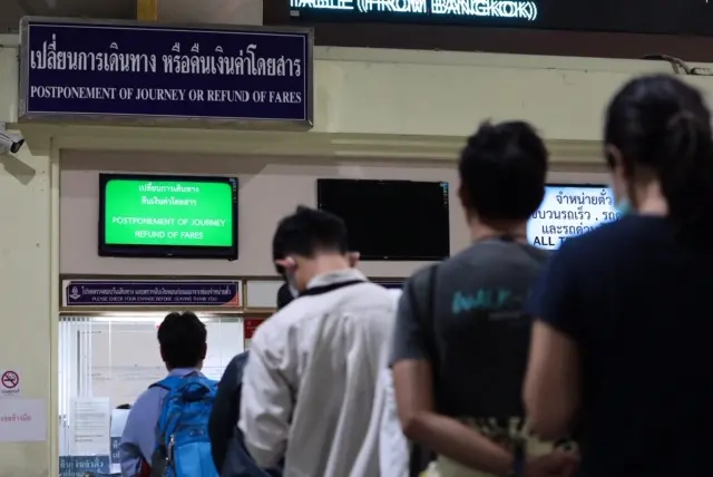 ประชาชนบางส่วนเข้าแถวเปลี่ยนแปลงการเดินทางและขอคืนเงินค่าโดยสารที่สถานีรถไฟหัวลำโพง หลังการประกาศ พ.ร.ก.ฉุกเฉิน