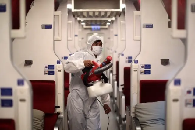 เจ้าหน้าที่พ่นน้ำยาฆ่าเชื้อภายในขบวนรถเพื่อความปลอยภัยของผู้โดยสาร