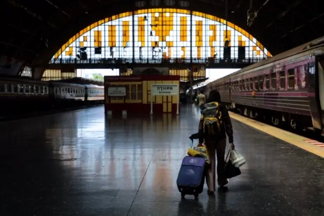 ผู้โดยสารมาใช้บริการที่สถานีรถไฟหัวลำโพงบางตา ในวันแรกของการประกาศใช้ พ.ร.ก.ฉุกเฉิน