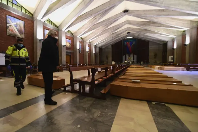 İtalya'da bir kilise, tabutlarla dolmuş durumda