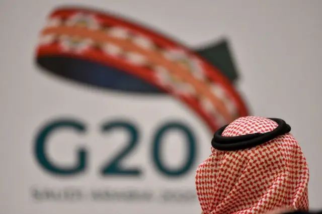 g20 logosu önünde bir suudi