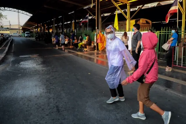 หญิงเสื้อกันฝน3