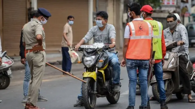ગુજરાત પોલીસ લૉકડાઉનનો અમલ કરાવતી