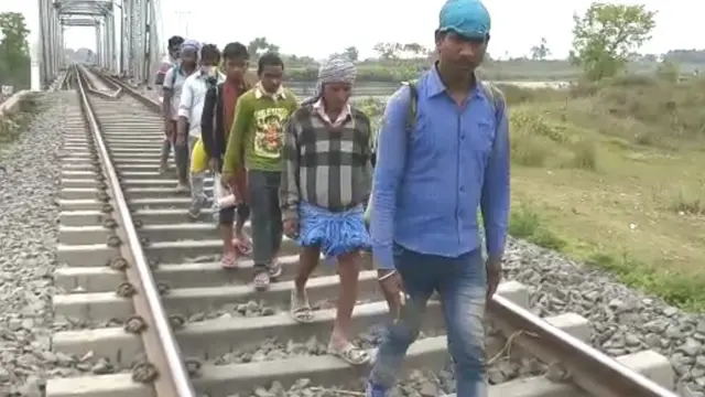 अपने घरे लौटते मज़दूर