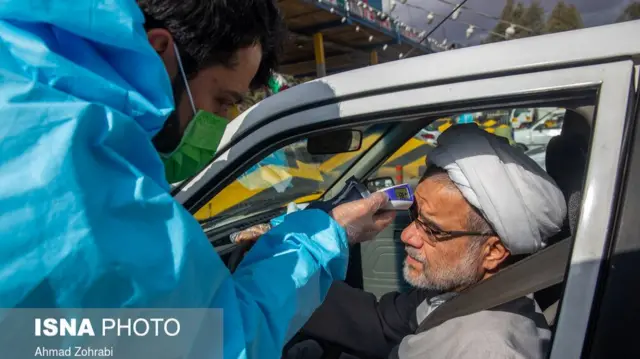 کنترل دمای بدن مسافران در ورودی اتوبان قم به تهران