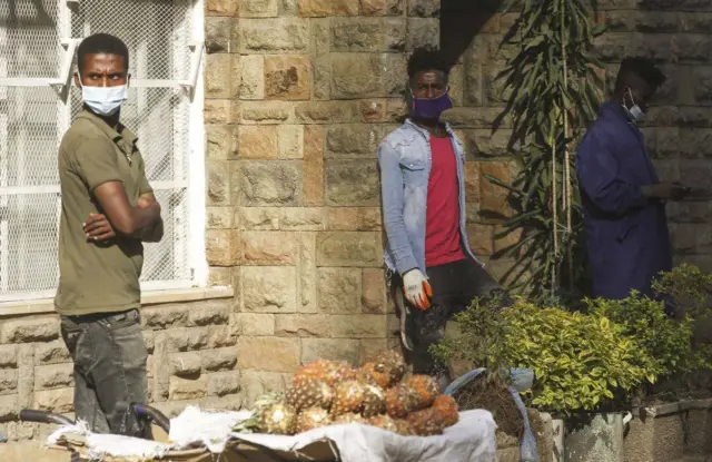 በኢትዮጵያ በጎዳና ንግድ ላይ የተሰማሩ ወጣቶች
