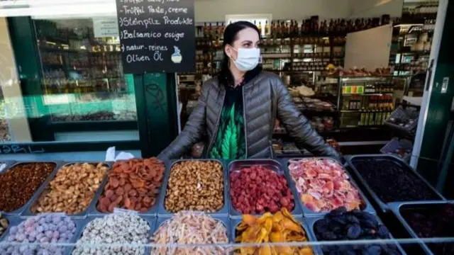 زدن ماسک در فروشگاه ها در اتریش اجباری شد