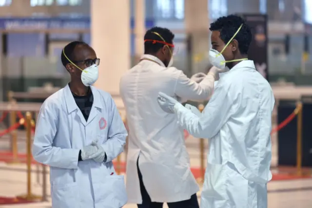 ኢትዮጵያውያን የጤና ባለሙያዎች በቦሌ አየር ማረፊያ ለተጓዞች የጤና ምረመራ ሱያደርጉ