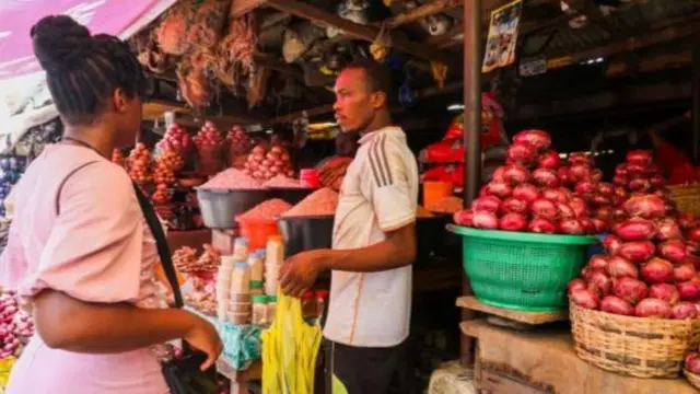 A rufe kasuwanni da sauran wurare