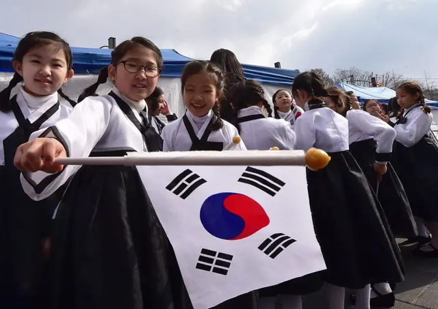 Japan girls ith flag