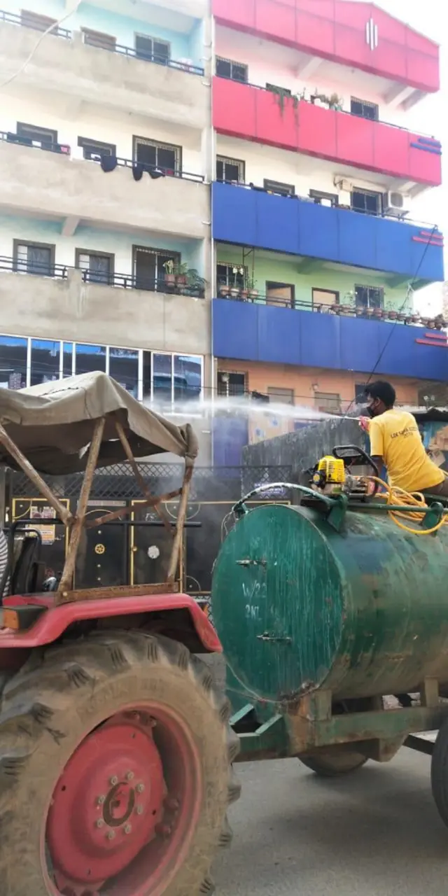 संक्रमण की सूचना के बाद आज हिंदपीड़ी इलाके को सैनिटाइज कराया गया