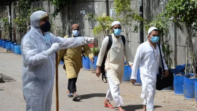 કોરોનાના કારણે તપાસ માટે લઈ જવાતા લોકો