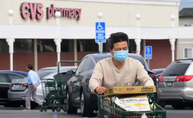 Một người dân mua hàng ở Alhambra, California