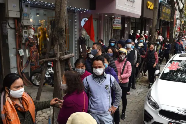Người dân Hà Nội xếp hàng mua khẩu trang