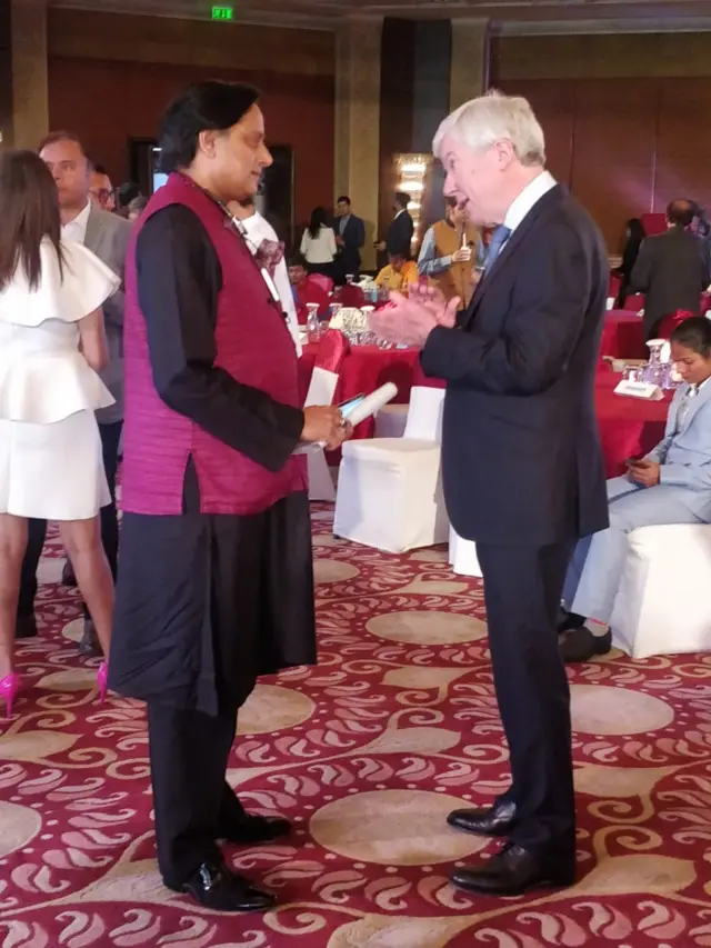 શશી થરૂર અને બીબીસીના ડાયરેક્ટર જનરલ ટોની હોલ