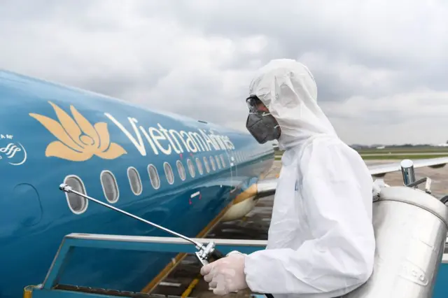 Xịt khử trùng một máy bay của Vietnam Airlines (hình minh họa)