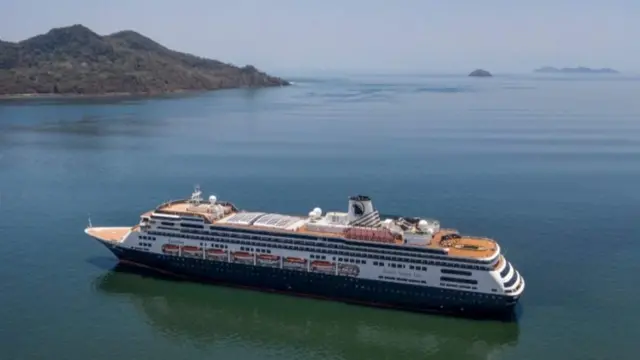 நடுக்கடலில் சிக்கித் தவிக்கும் க்ரூஸ் கப்பல்கள்