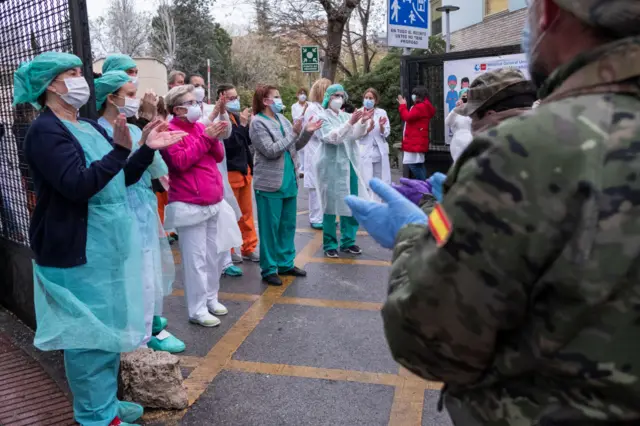 Namoota harka rukutaa jiran