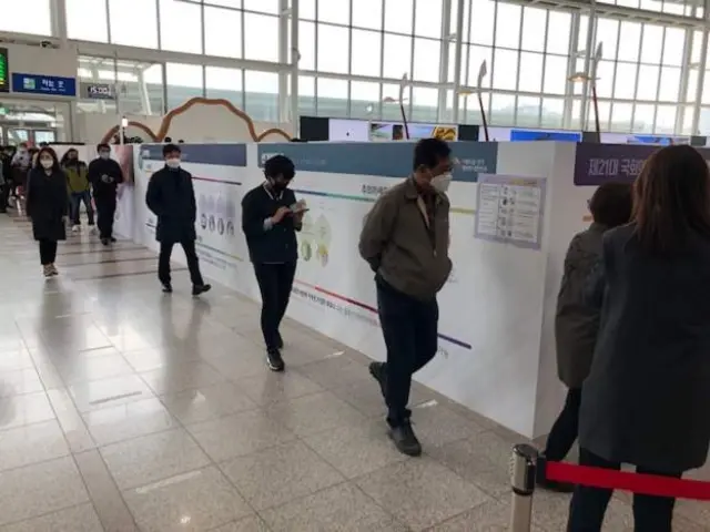 दक्षिण कोरिया में एक मतदान केंद्र