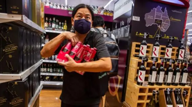 Tayland'da alkol satın alanlar