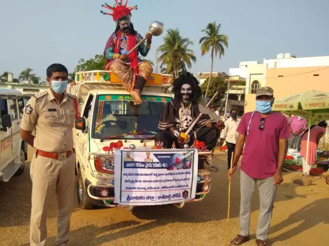 కాశీబుగ్గ పోలీసుల కరోనా చైతన్య కార్యక్రమం