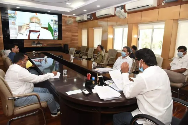 વડા પ્રધાન સાથે વાત કરતાં હેમંત સોરેન