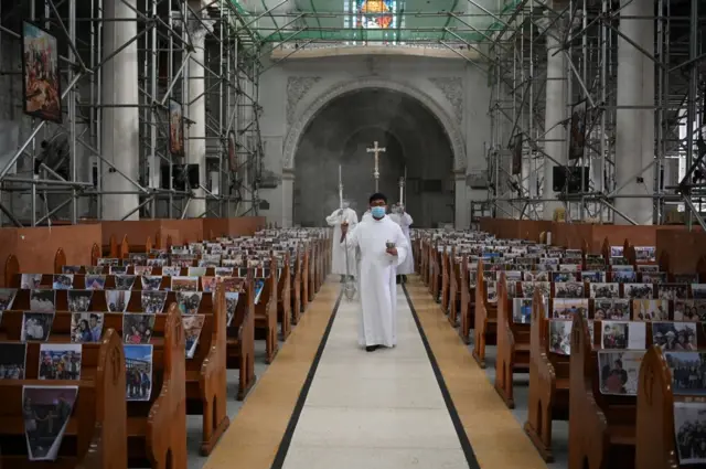 Filipinler'de kilise cemaati mensuplarının fotoğrafları ayin sırasında sıralarda yer aldı