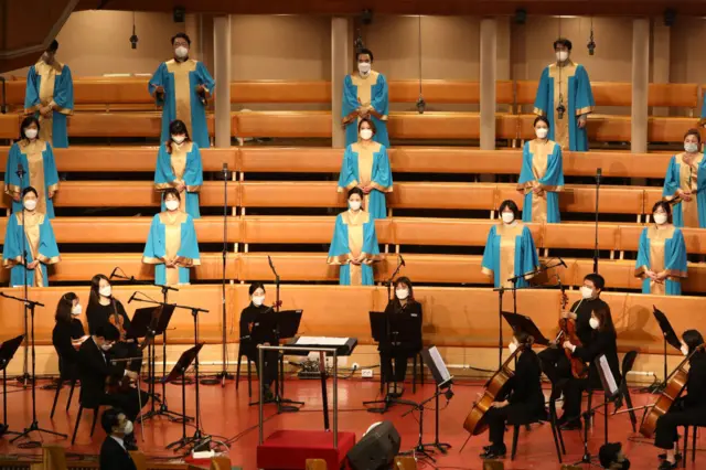 Güney Kore'de sanatçılar Paskalya konserine maskeyle katıldı