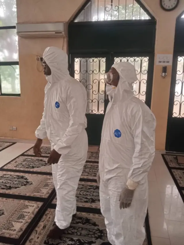 Workers wey dey fumigate inside di mosque wey di patient visit