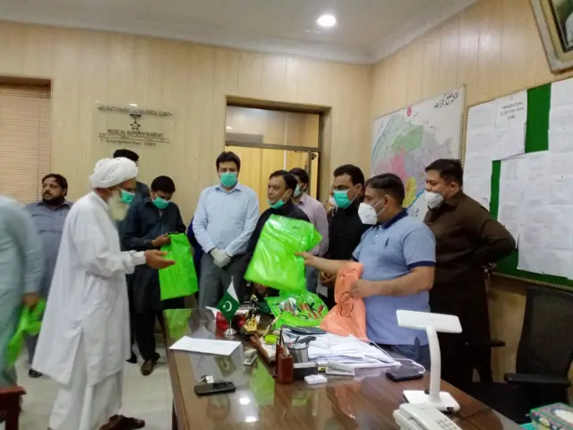 گجرات: صحتیاب ہونے والوں میں تحائف تقسیم