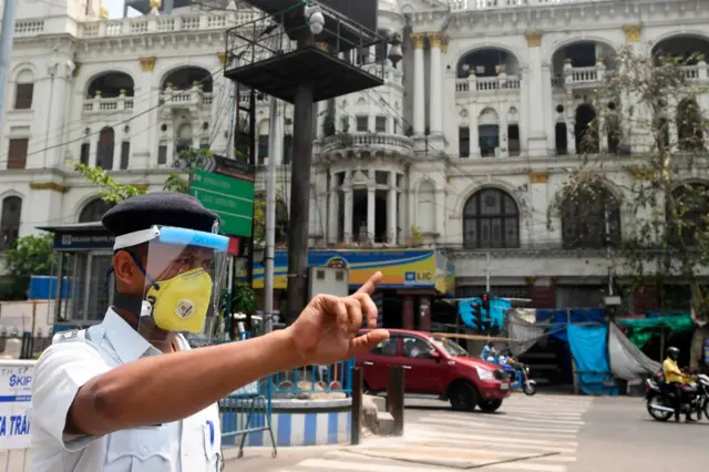 கொல்கொத்தாவில் வாகனங்களை பரிசோதிக்கும் போலீஸ் காரர் ஒருவர் கொரோனா தொற்றில் இருந்து தம்மை பாதுகாத்துக் கொள்வதற்காக அணிந்திருக்கும் முகக்கவசம்.