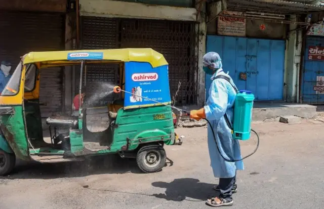 રિક્ષા પર છંટકાવ