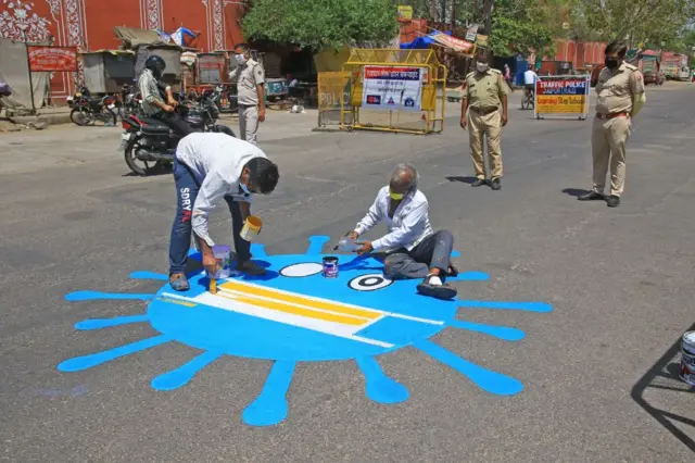 Indiyaa uggura jala jirtutti artistoonni hubannoo uumuuf daandiirra 'graffiti' kaasan