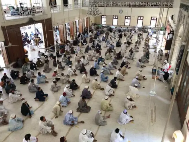 نماز جماعت در مسجدی در کراچی پاکستان